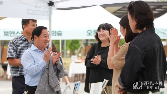 이미지 출처_남양주시. 주광덕 남양주시장이 행사장에서 방문객과 담소를 나누고 있다.
