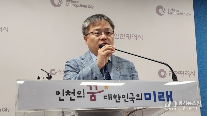 장두홍 도시균형국장이 도시계획과 도시숲, 소래염전, 도로 개설에 대해 브리핑을 하고있다.