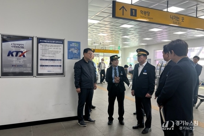 이미지 출처_코레일 충주역. 추석을 맞이해 명예역장 이종배 의원이 역사를 순회하고 있다.