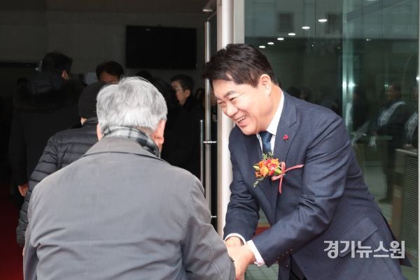 신년인사회에 참석한 구민을 반갑게 맞이하는 박준희 관악구청장