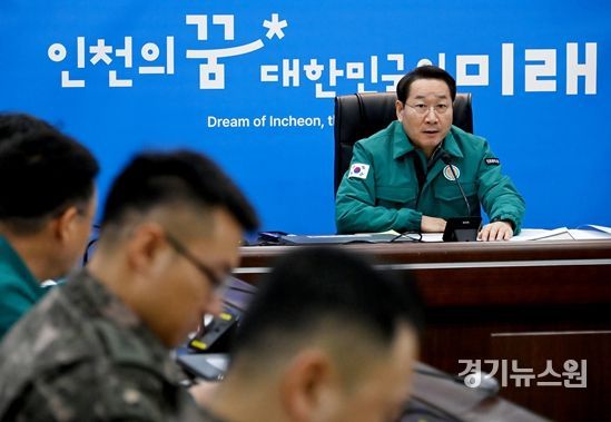 유정복 인천광역시장이 7일 시청 재난안전대책회의에서 북한의 연평도 일대 포사격과 관련해 지역주민보호대책회의를 소집해 상황을 점검하고 주민안전에 철저를 기할 것을 주문하고 있다.