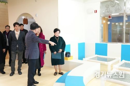 25일(목) 김지철 교육감이 서산유아실내체험센터를 방문하고 있다.
