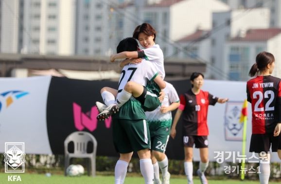 이화여대 ESSA(흰색 상의)와 고려대 VAMOS FC(빨강-검정 상의)의 경기에서 ESSA 선수들이 골 세리머니를 펼치고 있다.