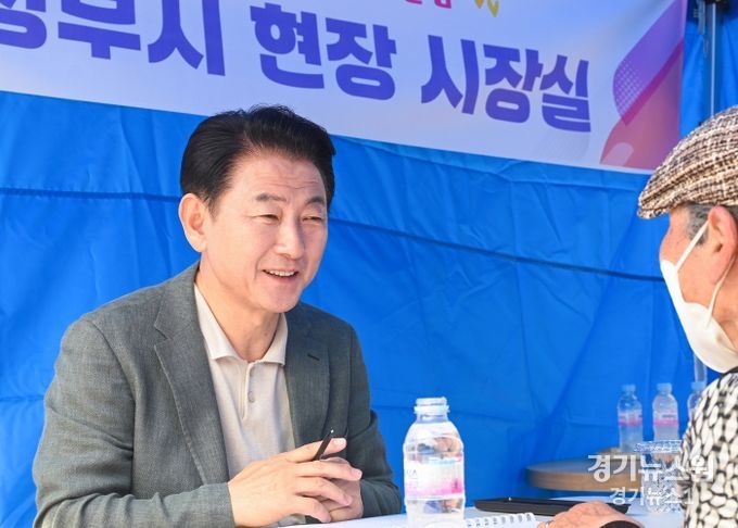 김동근 시장이 5월 17일 송산2동 주민센터에서 현장시장실을 열고 시민들과 소통하고 있다.
