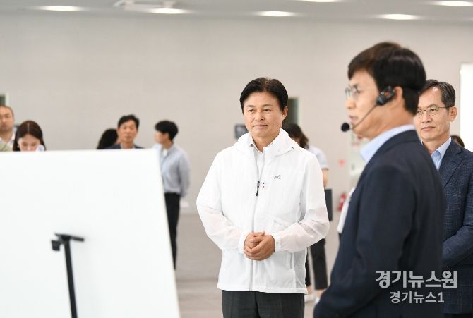 조용익 부천시장이 춘의동 R&D종합센터 현장에 방문해 시설현황과 준공 일정에 대한 브리핑을 듣고 있다.