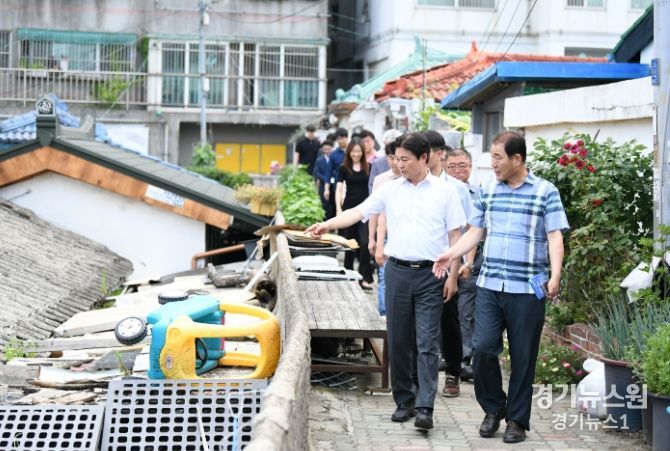 조용익 부천시장이 심곡본동 일대 부천형 소규모 주택정비관리대상 지역 현장을 확인하고 있다.