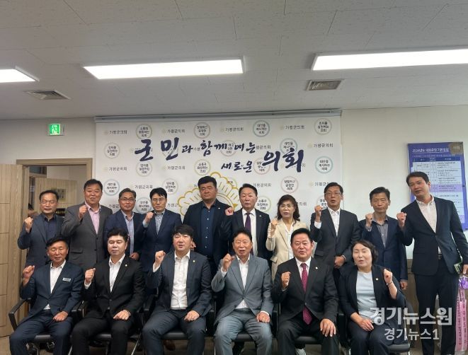 서태원 군수가 가평군의회를 방문해 김경수 군의장 등과 함께 협력을 다짐하고 있다