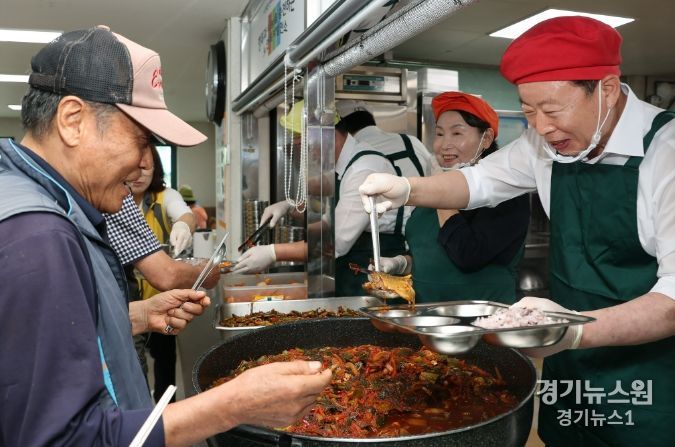 서태원 군수가 노인복지관에서 배식봉사를 하고 있다