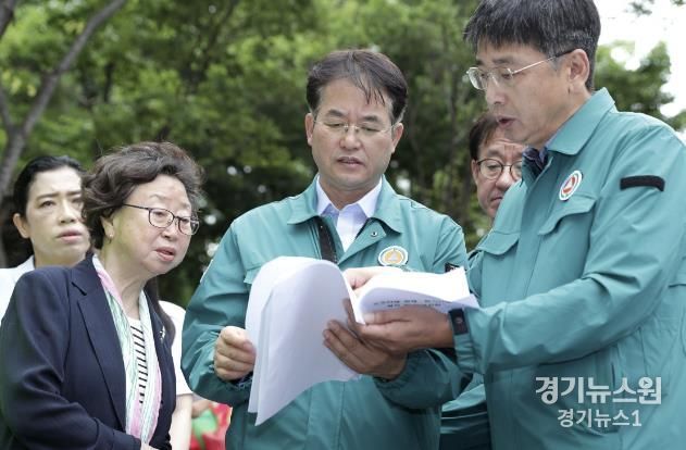 탄현동 숯고개공원 우수저류시설 예정지를 살펴보는 이동환 고양특례시장