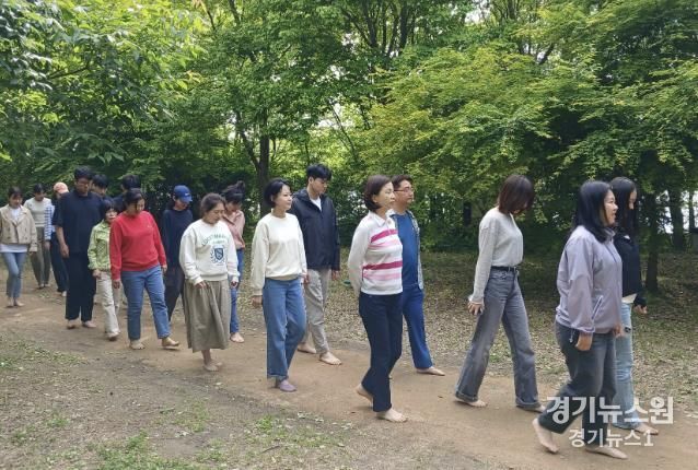 지난 4월 운영한 숲+명상교육에서 직원들이 어싱(Earthing)을 통해 자연과 교감하고 있다.