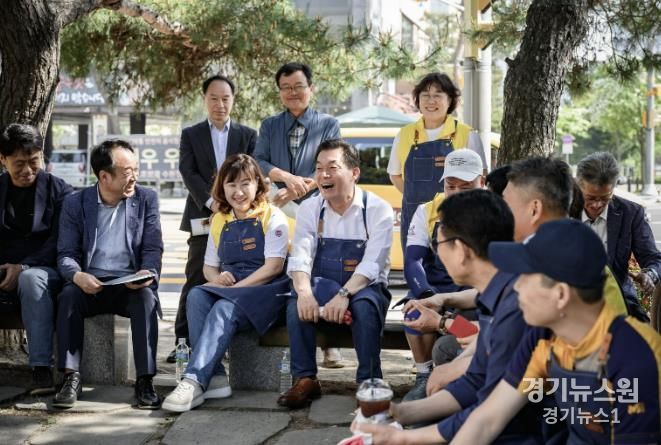 이재준 수원시장이 수원시민들과 함께 정원을 가꾼 뒤 이야기를 나누고 있다.