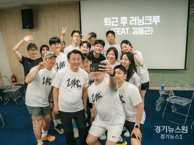 김동근 시장이 ‘민생 속으로’ 프로그램의 일환으로 관내 러닝 크루 회원들과 함께 달리고 있다.