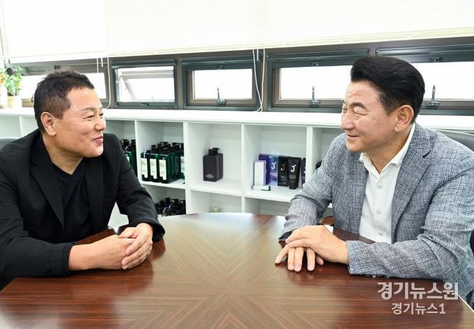 김동근 시장이 ‘민생 속으로’ 프로그램의 일환으로 중소기업 ‘제이숲(Jsoop)’에 방문해 기업 대표와 이야기를 나누고 있다.