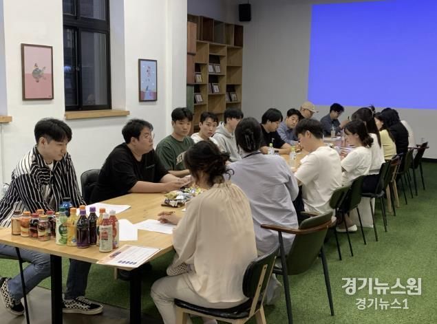 청년협업마을 입주자 내부운영협의회 회의 모습