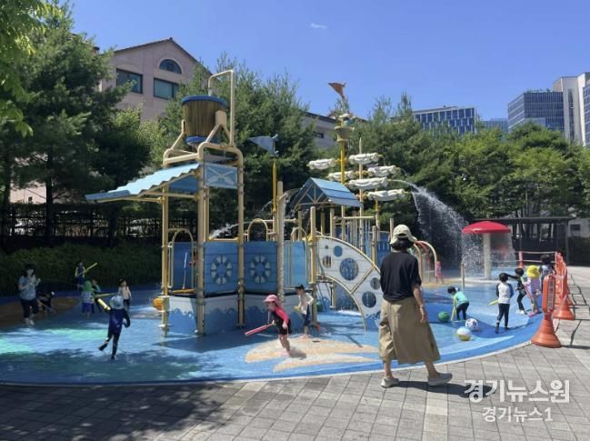 수원시 영통구 고래등어린이공원 물놀이시설에서 지역 어린이들이 물놀이를 하고 있다.