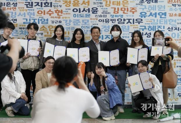 지난 4월 수원시청소년청년재단 청년네트워크 단원으로 위촉된 청년들이 기념촬영을 하고 있다.