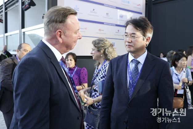 COP28 지역 기후행동 정상회의 개막식에서 지노 반 베긴 세계지방정부(ICLEI) 세계본부 사무총장과 대화하고 있는 이동환 고양시장