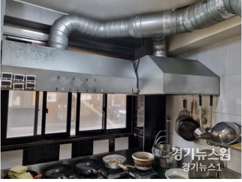 지난해 사업 대상으로 선정돼 환기시설을 교체한 일반음식점 모습