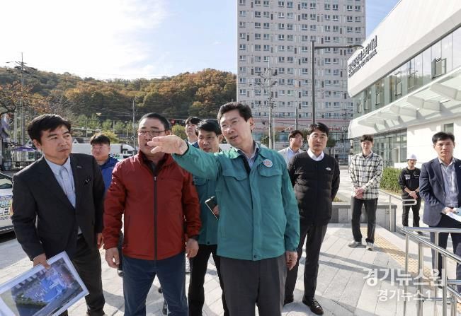 이상일 용인특례시장이 새롭게 단장한 용인공영버스터미널을 점검하고 있다.