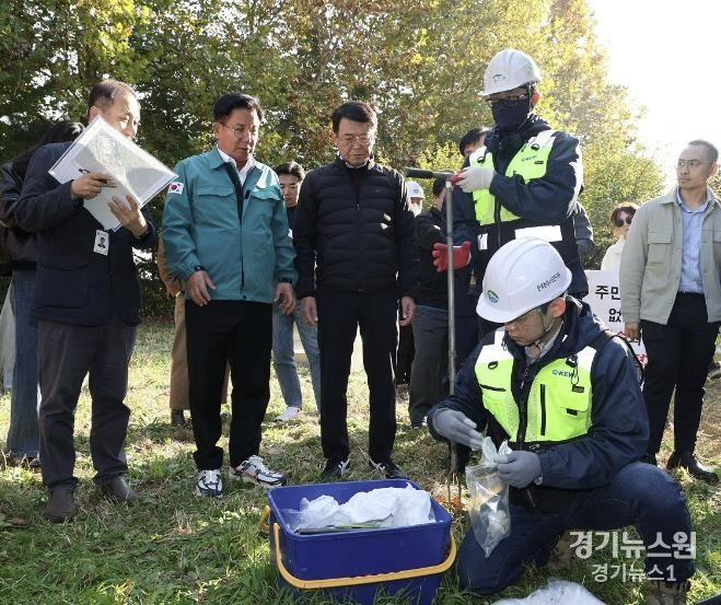 박강수 마포구청장이 2024년 11월 8일 상암동 추가 자원회수시설 입지 예정지에서 긴급 2차 토지오염 조사를 하고 있다.