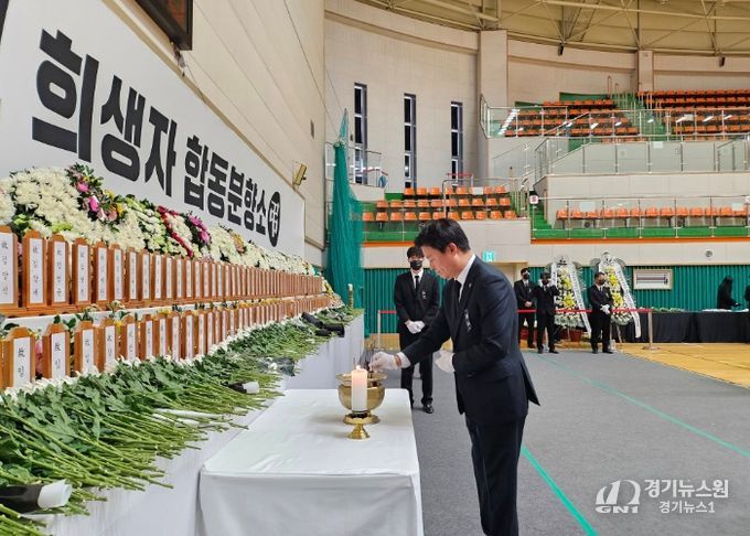 조용익 부천시장이 1일 전남 무안종합스포츠파크에 마련된 항공 참사 합동분향소에 직접 방문해 조의를 표했다.