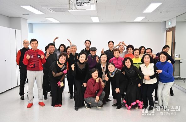 미사노인복지관에서 진행하는 댄스스포츠 프로그램을 수강한 어르신들이 수업을 마치고 기념촬영을 하고 있다.