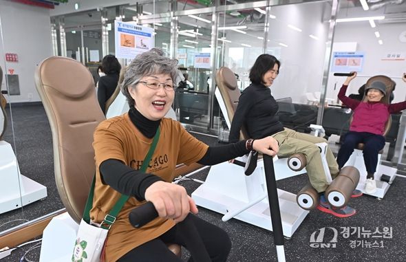 미사노인복지관 헬스장에서 어르신들이 공기압 기구를 이용하며 즐겁게 운동하고 있다.