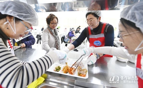 미사노인복지관 경로식당을 이용하는 어르신들이 정성스럽게 준비된 반찬을 받고 있다.