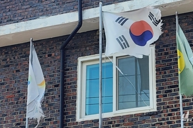 [기획/진짜한국] 찢기고 낡은 태극기 아래, 여주시 광복절 기다리는 씁쓸한 민낯
