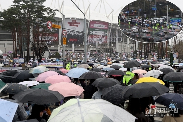비 속에도 뜨거운 열기…‘BTS 월드투어 아리랑 in 고양’ 관람객 북적