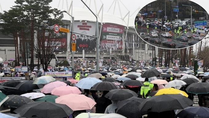 비 속에도 뜨거운 열기…‘BTS 월드투어 아리랑 in 고양’ 관람객 북적