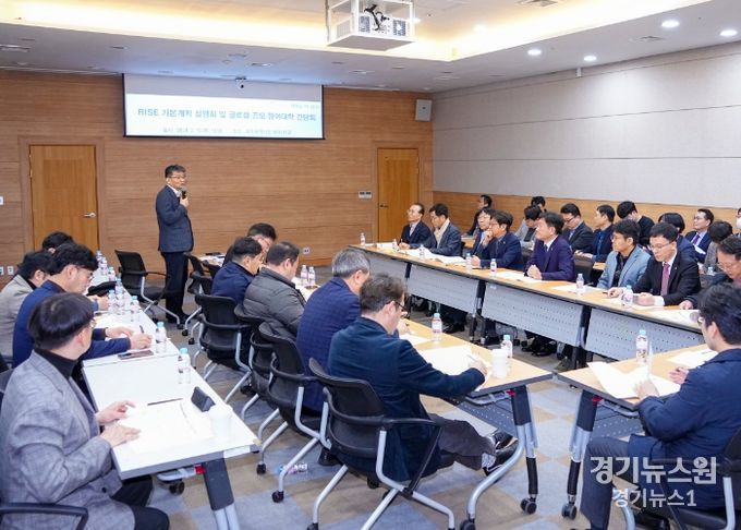 광주광역시는 15일 오전 시청 세미나실에서 지역대학 관계자 등과 지역혁신중심 대학지원(RISE) 기본계획(안) 설명회 및 글로컬대학30 공모 신청 관련 간담회를 가졌다. /광주광역시 제공