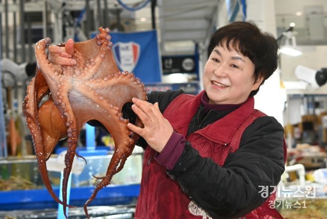 30년 동안 수산물 가게를 운영한 한춘애씨.