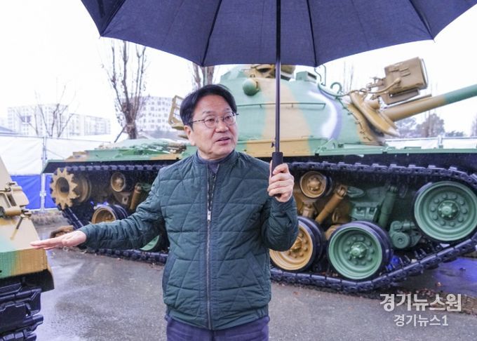 강기정 광주광역시장이 지난 21일 오후 서구 5‧18민주화운동교육관에서 열린 ‘제31회 정책소풍’에 참석해 5·18 당시 진압 작전에 동원된 탱크, 장갑차, 헬기 등 출동기종을 살펴보고 있다./광주광역시 제공