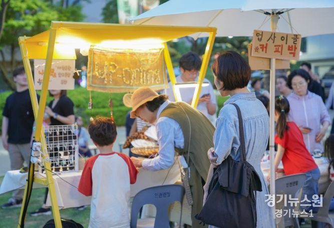 지난해 부천시청 잔디광장에서 열린 플리마켓 ‘도시사파리 예술시장’ 모습. 올해는 봄꽃 관광주간 중 진행돼 더욱 풍성한 볼거리를 제공한다.