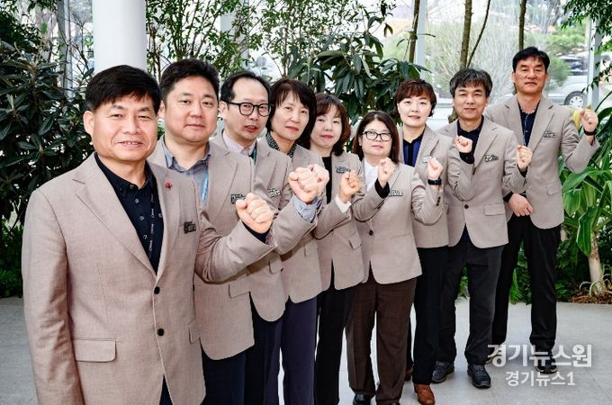 새빛민원실 베테랑 팀장들이 실내 정원에서 함께하고 있다.