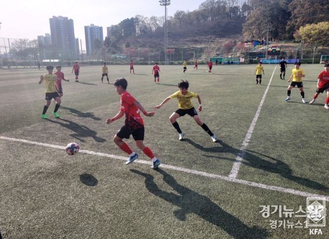 대성중이 직지FCU15에 3-0 승리를 거뒀다. 사진은 대성중(빨간색 유니폼)과 직지FCU15 간 경기 장면.