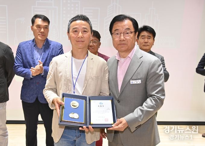 이현재 하남시장, 심폐소생술로 생명 구한 환경미화원 신창흔씨에 표창 수여