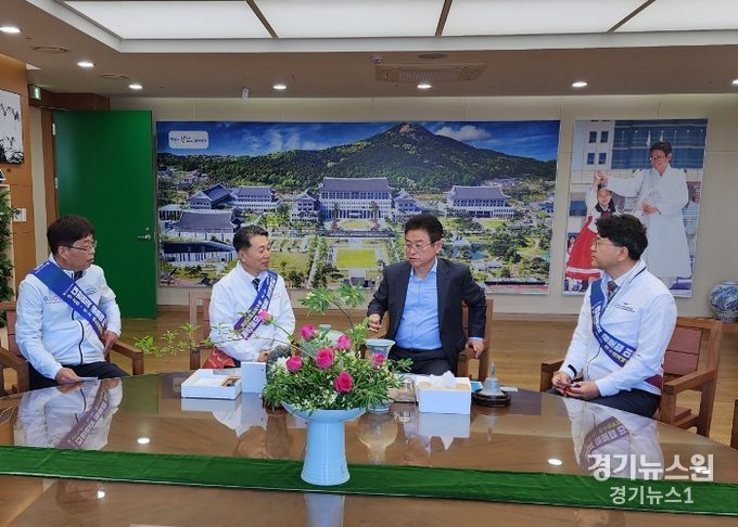 전라남도교육청과 전남도의회 관계자들이 경북을 찾아 ‘글로컬 미래교육박람회’ 성공 개최를 위한 홍보활동을 진행하고 있다.