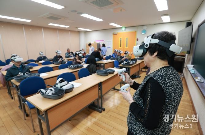 용인특례시가 어르신 안전을 위해 VR을 활용한 가상 체험교육을 하고 있다