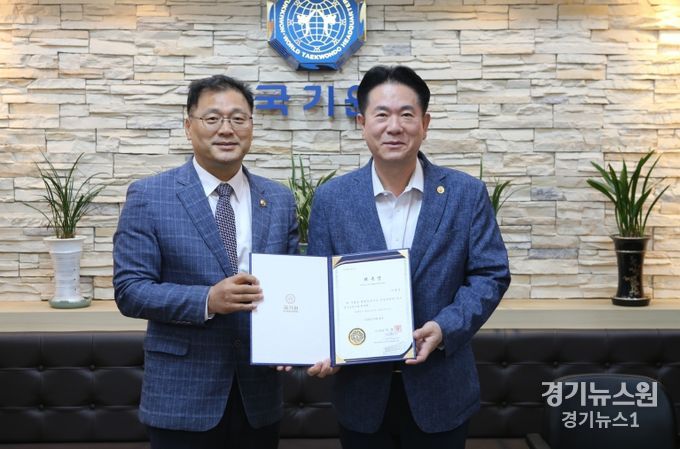 5월 8일 국기원 귀빈실에서 열린 신임 국기원 태권도연구소 소장 위촉식에서 이동섭 원장(오른쪽)이 이충영 소장(왼쪽)에게 위촉장을 수여한 뒤 기념촬영을 하고 있다.