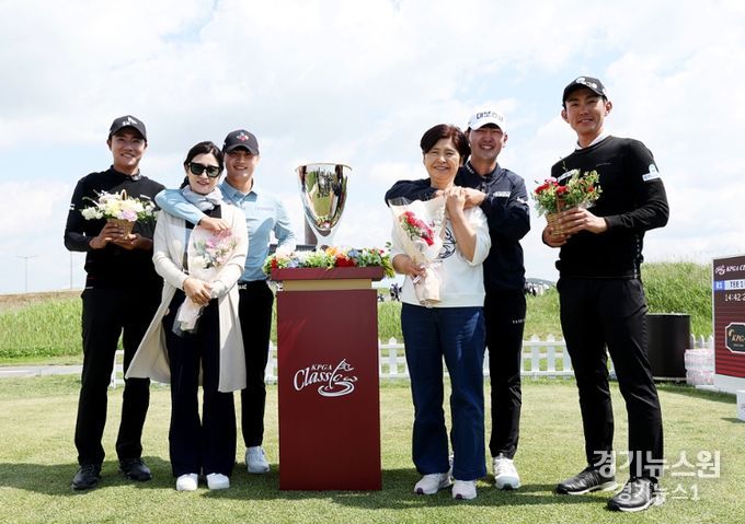 포토콜에 참여한 김한별, 배용준 어머니, 배용준, 고군택 어머니, 고군택, 이수민 (좌로부터)