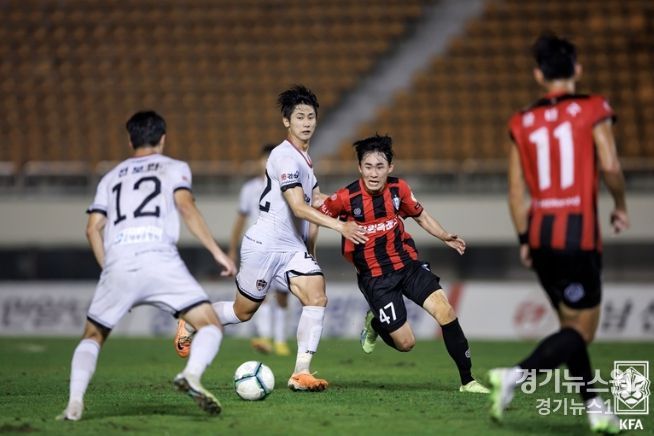 김해시청이 여주FC를 꺾고 리그 1위에 등극했다. 사진은 지난해 김해시청(흰색 유니폼)과 창원시청(현 창원FC) 간의 K3리그 경기 장면.