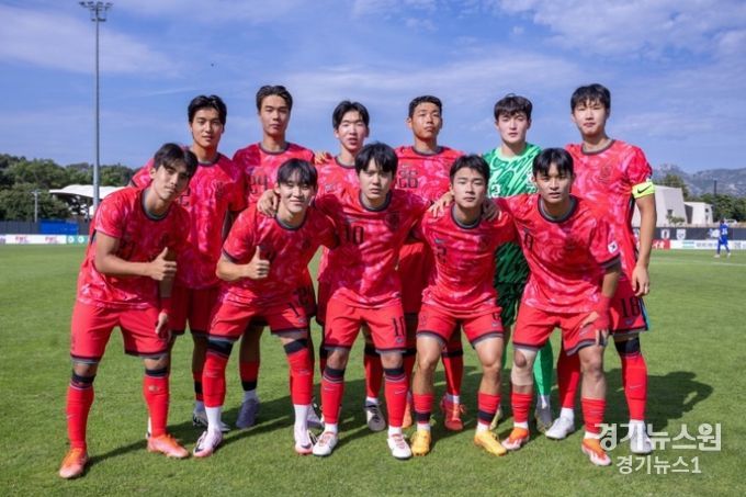 프랑스와의 경기에 선발 출전한 U-21 선발팀 11명의 모습.