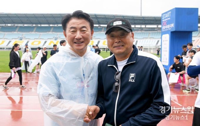 CRC 문화 마라톤 행사에 참여한 김동근 시장과 이봉주 선수