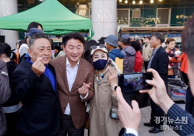 제1회 가능동 야식회 축제에 참여한 김동근 시장