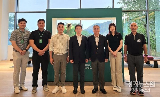 남춘천CC 클럽하우스 내에서 기념 촬영에 임하고 있는 KPGA 김형준 과장, 이우진 전무, 상하이 엔핸스 안팅GC 링 쾅예 총지배인, 웨이 칭펑 사무총장, KPGA 김원섭 회장, 펑샨샨, CGA 리 잔량 남자프로골프대회 국장 (좌로부터)