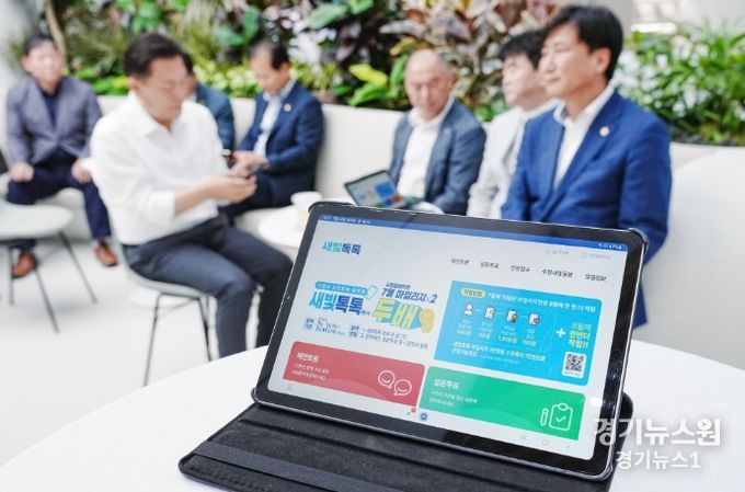 수원시민이 일상적으로 시정에 참여할 수 있도록 만들어진 수원시만의 직접민주주의 플랫폼 새빛톡톡 화면