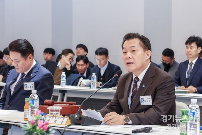 지난 3월 과밀억제권역 자치단체 공동대응협의회 2024년도 제1회 정기회의에서 대표회장인 이재준 수원시장이 발언하고 있다.