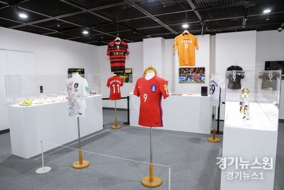 황희찬 선수 전시에는 그동안 입었던 유니폼과 축구화, 감동적인 경기 장면이 전시되어 있다.